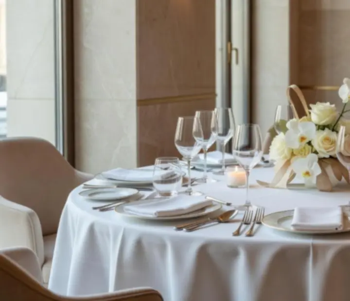 Elegáns privát vacsoraasztal gyertyafénnyel a Magyar Találkozó VIP szalonjában.